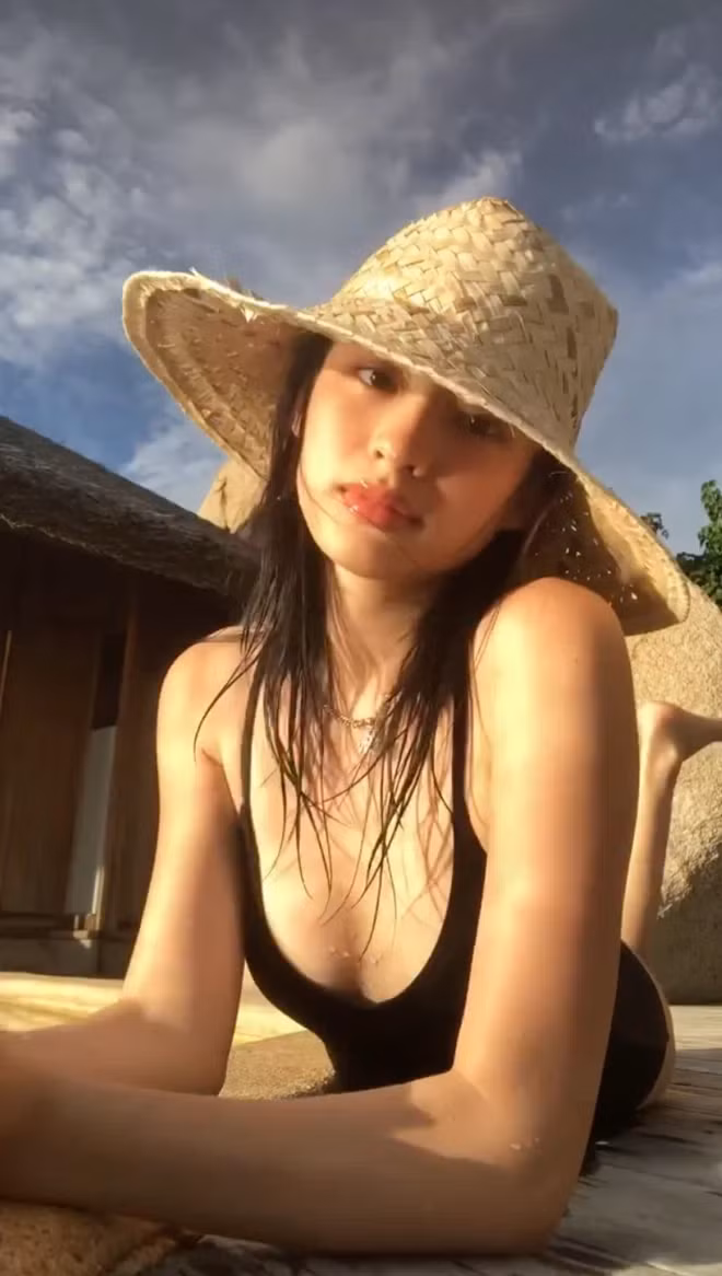 Trong đoạn clip trên Instagram Reels, hot girl Dương Minh Ngọc chỉ đơn giản là nằm dài trên bãi biển, mái tóc ướt cùng gương mặt hờ hững vô cùng thu hút người nhìn.