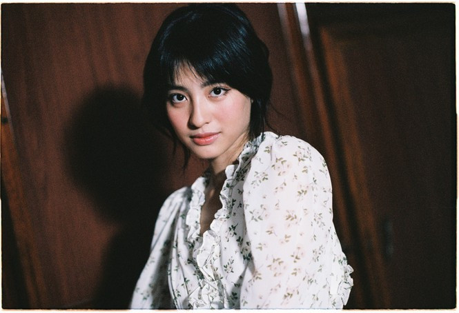 Chẳng cần làm gì, Dương Minh Ngọc cũng đã vô cùng thu hút với gương mặt xinh đẹp của mình.