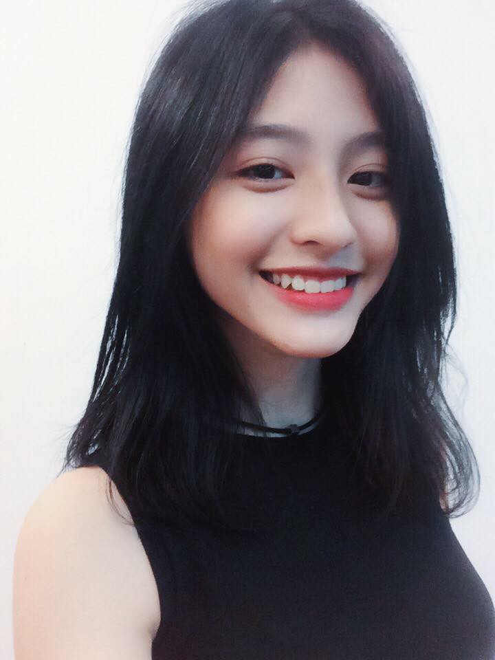 Gương mặt sáng cùng nụ cười duyên, Dương Minh Ngọc thu hút mọi ánh nhìn.