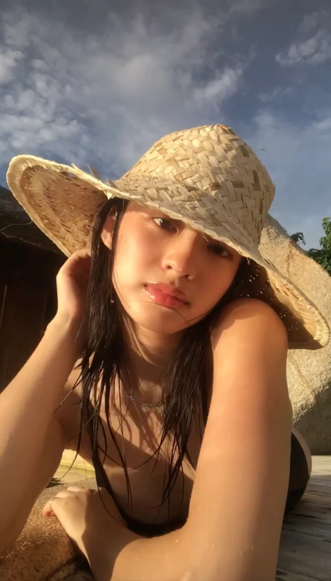 Thậm chí, nhiều người còn cho biết hot girl Việt lai Pháp - Dương Minh Ngọc đẹp thì chẳng cần làm gì cũng đẹp.