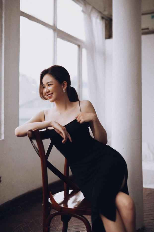 “Mình thấy yêu xa dễ bị nghĩ nhiều và suy diễn, từ đó mới dễ xảy ra chuyện. Còn bọn mình đều bận nên dễ thấu hiểu cho nhau và vẫn đều đặn dành thời gian mỗi ngày để nói chuyện, chia sẻ nên không có vấn đề gì to tát. Hơn nữa anh Thịnh cũng cố gắng sắp xếp công việc để ra Hà Nội với mình 1-2 lần/tháng nên bọn mình cũng không có cảm giác xa cách lắm” - cô dâu xinh đẹp tâm sự.