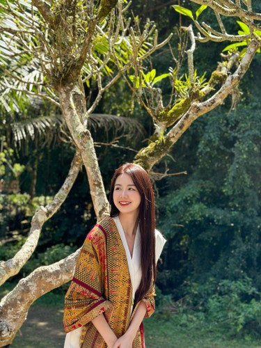 “Bình thường đi làm về một mình thì bây giờ có người chia sẻ, nói chuyện nhảm nhí cùng. Và chắc chắn bản thân mình cũng có những thay đổi theo hướng tích cực hơn” - cô dâu đang gây bão mạng nói thêm.