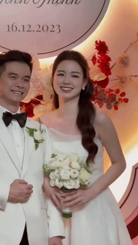 Những ngày gần đây, dân mạng không khỏi xuýt xoa trước những khoảnh khắc trong đám cưới của cặp đôi Minh Phụng - Đình Thịnh. Nguyên nhân đến từ vẻ ngoài xinh đẹp và rạng ngời của cô dâu, thậm chí nhiều người còn nhận xét cô dâu chẳng thua kém Hoa hậu hay sao Vbiz nào.