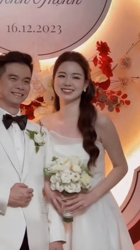 Những ngày gần đây, dân mạng không khỏi xuýt xoa trước những khoảnh khắc trong đám cưới của cặp đôi Minh Phụng - Đình Thịnh. Nguyên nhân đến từ vẻ ngoài xinh đẹp và rạng ngời của cô dâu, thậm chí nhiều người còn nhận xét cô dâu chẳng thua kém Hoa hậu hay sao Vbiz nào.