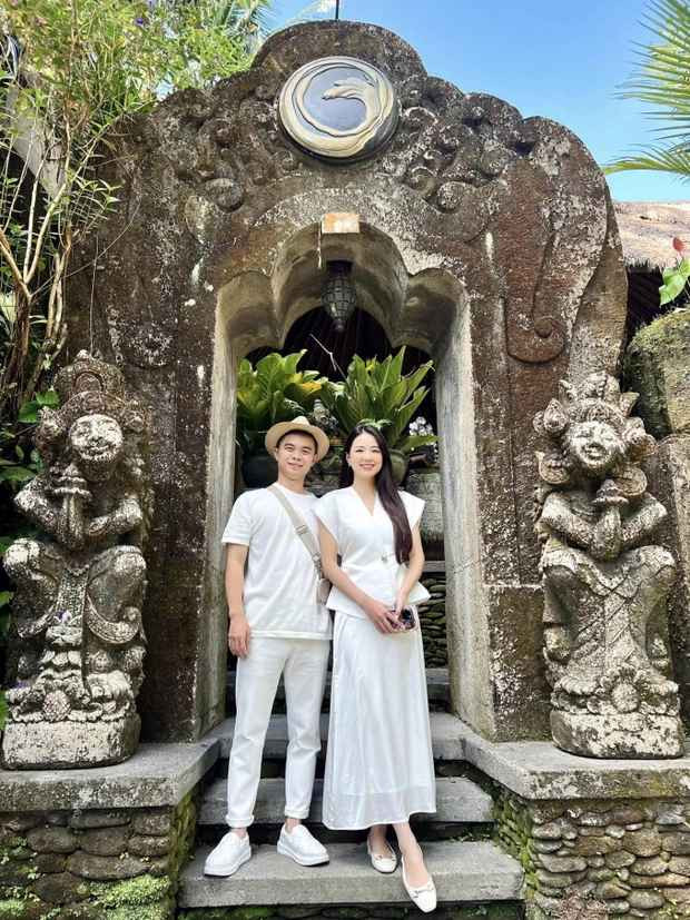 Bên cạnh đó, chuyện tình yêu của đôi trai tài gái sắc cũng là chủ đề khiến netizen thắc mắc, ai cũng tò mò cặp đôi đã nên duyên thế nào trước khi có đám cưới viral như vậy.