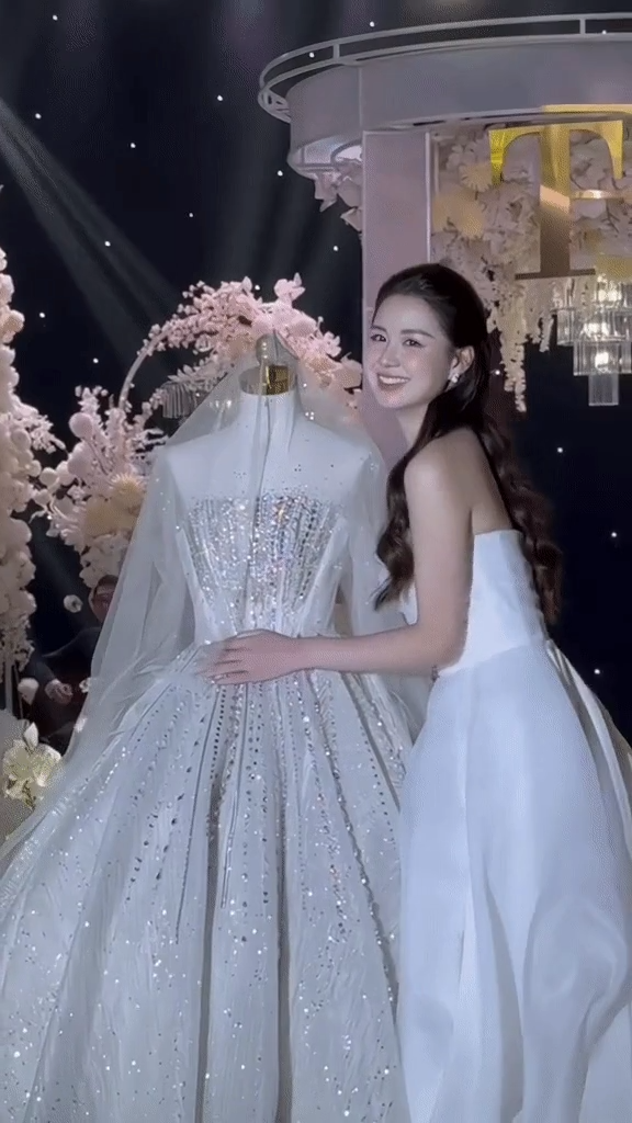 Khoảng 1 năm sau, mối quan hệ của cặp đôi mới có tiến triển, bắt đầu từ chuyện mua sầu riêng: “Hồi đó nhà bạn mình có vựa sầu riêng ngon nên mình đăng lên Facebook bán phụ. Anh Thịnh nhắn tin hỏi mua nên mình mới trả lời tin nhắn. Anh còn hỏi ‘Còn gì khác ngoài sầu cho anh mua không?’, mình bảo ‘Không ạ’ nhưng sau đó 2 bên cứ nhắn tin hoài rồi nên duyên luôn”.