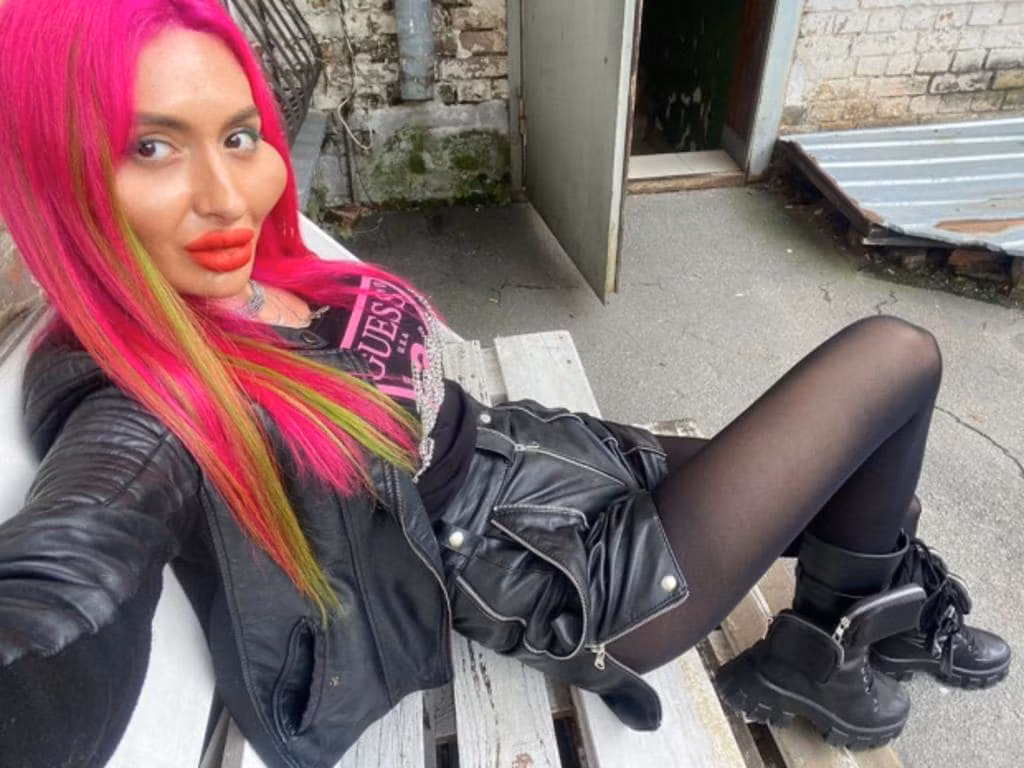 Đáng nói, Anastasia cực kì tự tin, thường xuyên khoe ảnh trên Instagram. Đến nay có đến 220.000 người đang theo dõi Anastasia.