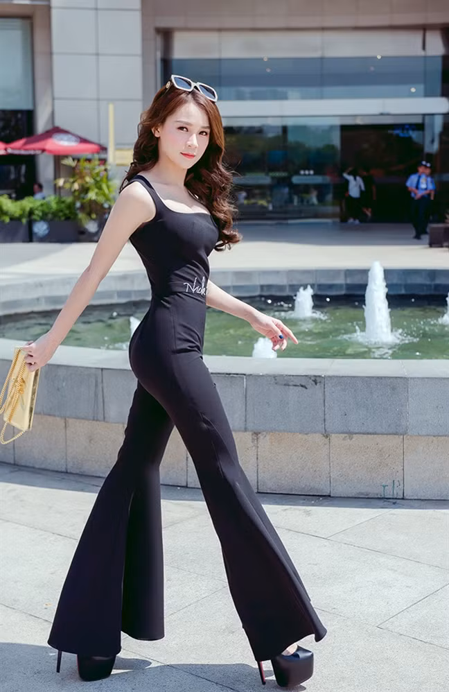 Tuy ít khi nói về những món đồ hiệu mình đang có, thỉnh thoảng khán giả vẫn phát hiện ra Sam “ngấm ngầm” khoe các món đồ trị giá hàng chục đến hàng trăm triệu đồng của mình.