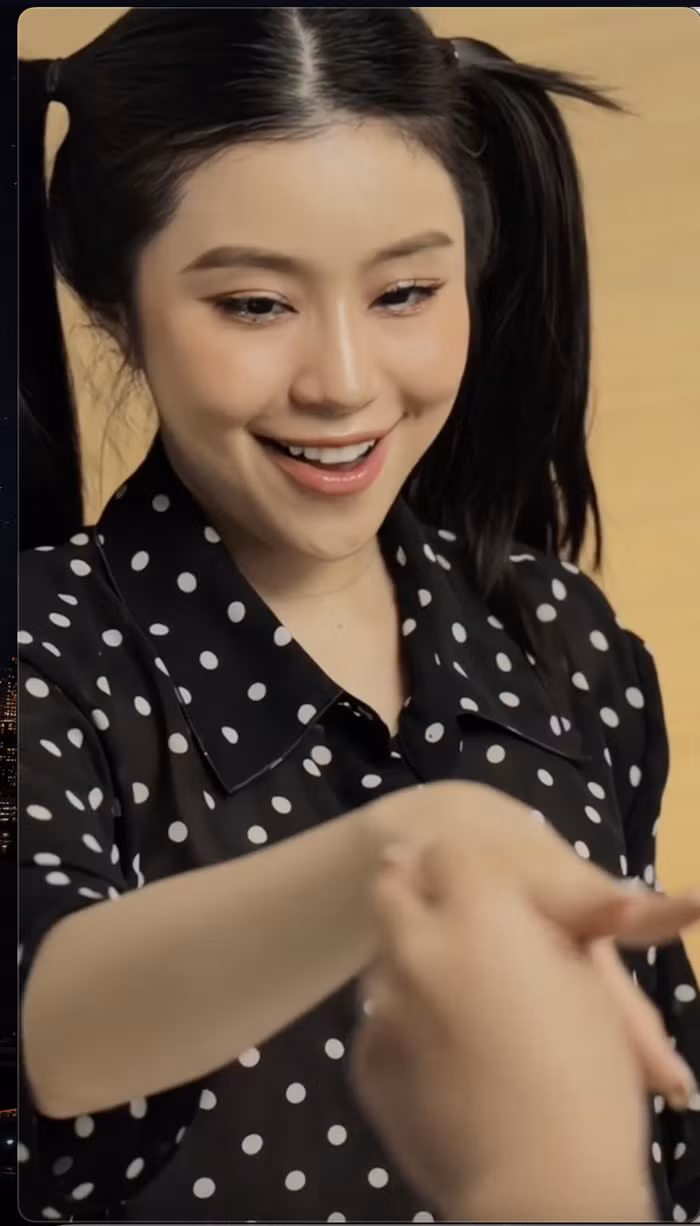 Tuy nhiên, xu hướng biến hình lần này lại toát lên được phong cách văn hoá dân gian sâu đậm qua câu chuyện của nhân vật Thị Mầu và trang phục như áo yếm, món quai thao...