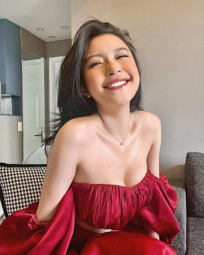 Quỳnh Thi vẫn rất lộng lẫy, tự tin và diễn thật "sắc nét" trong vai Thị Mầu đầy sự chanh chua, lẳng lơ.