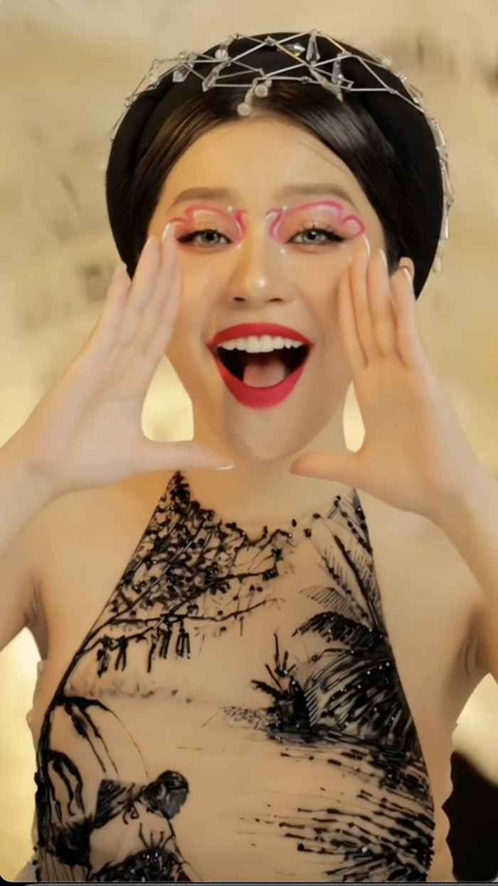 Đúng đoạn "tình tang tang tình tình tang" đầy cao trào, Quỳnh Thi biến hình từ một cô nàng ăn diện đơn giản sang áo yếm trắng, trang điểm kỹ càng đầy ấn tượng.