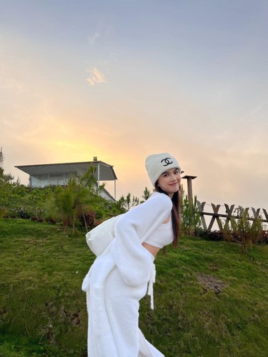 Thời gian gần đây, Ngọc Trinh khá kín tiếng trên truyền thông. Cô nàng chủ yếu khoe lên trang cá nhân những khoảng khắc nghỉ ngoi sang chảnh.