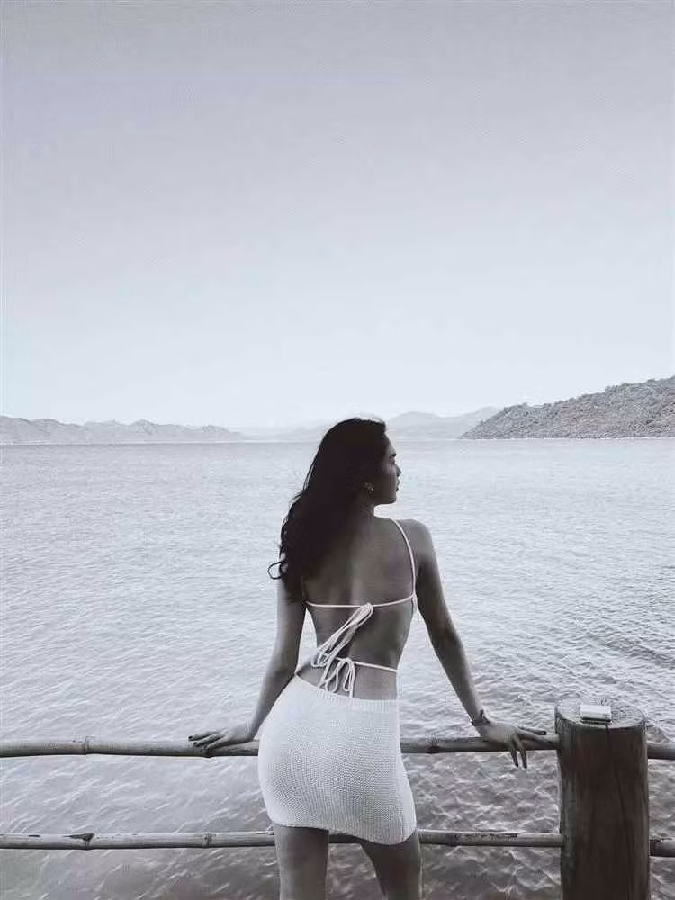 Nguyên nhân về những vết cháy nắng khiến Ngọc Trinh phải than khóc không ai khác chính bởi chiếc váy hở nguyên phần lưng.