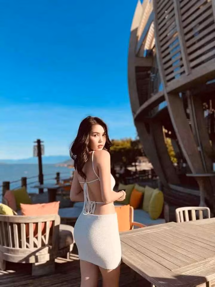 Vừa mới khởi động chuyến du lịch Nha Trang, Ngọc Trinh đã khoe ngay bộ ảnh mặc bikini hở bạo nhất từ trước đến nay.