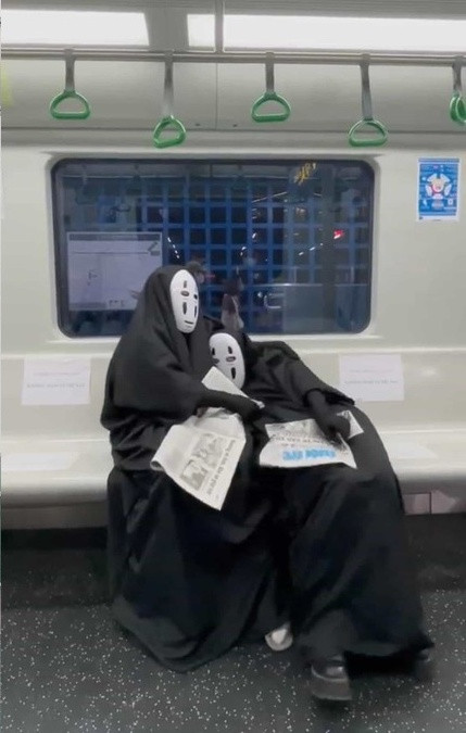 Nói về bộ ảnh, Vô Diện "vi hành" tàu điện trên cao của mình, Khánh Ngân cho biết: "Mình vốn là fan của Vô Diện cũng như Spirited Away. Trong phim có cảnh Vô Diện ngồi trên tàu nên khi đường sắt trên cao được chạy, mình nghĩ ngay đến hình ảnh đó. Mà nếu một mình đi thì lại hơi buồn nên đã rủ bạn đi cùng."