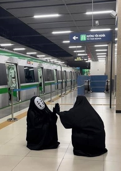 Khánh Ngân nói: "Mình cũng có ê-kip mấy anh chị em ở studio đi cùng để hỗ trợ quay chụp. Còn về quá trình chuẩn bị thì siêu gấp gáp. Buổi chiều mình đang ngồi uống cà phê với bạn để lên ý tưởng chụp ở ga tàu thì nhớ ra Vô Diện...