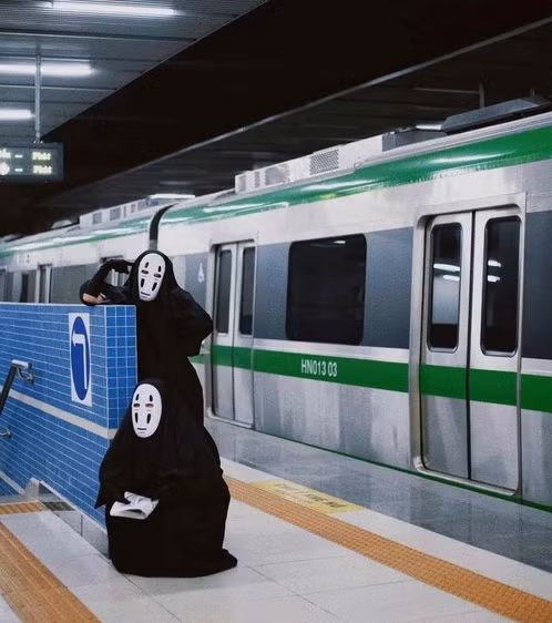 Bất ngờ hơn khi đằng sau chiếc mặt che kín mặt kia lại là 2 cô gái xinh đẹp chứ không phải thanh niên nghịch ngợm nào.