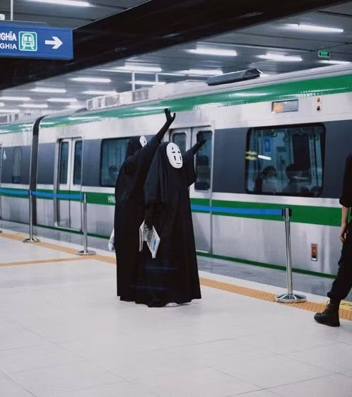 Chuẩn bị cho mình những trang phục đẹp nhất, phù hợp với cả màu riêng của các ga, đã có không ít bộ ảnh đẹp lung linh được ra đời mà nhân vật chính được lựa chọn song hành đó là những chuyến tàu điện.