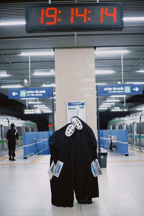 Khi được hỏi phản ứng của mọi người tại nhà ga thế nào, Khánh Ngân thành thật rằng ai nhìn thấy cũng cười rất nhiều, lấy điện thoại ra chụp và còn xin chụp cùng nữa.