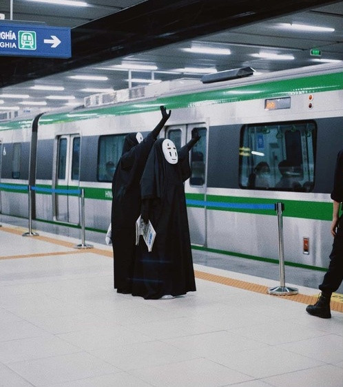 Chuẩn bị cho mình những trang phục đẹp nhất, phù hợp với cả màu riêng của các ga, đã có không ít bộ ảnh đẹp lung linh được ra đời mà nhân vật chính được lựa chọn song hành đó là những chuyến tàu điện.