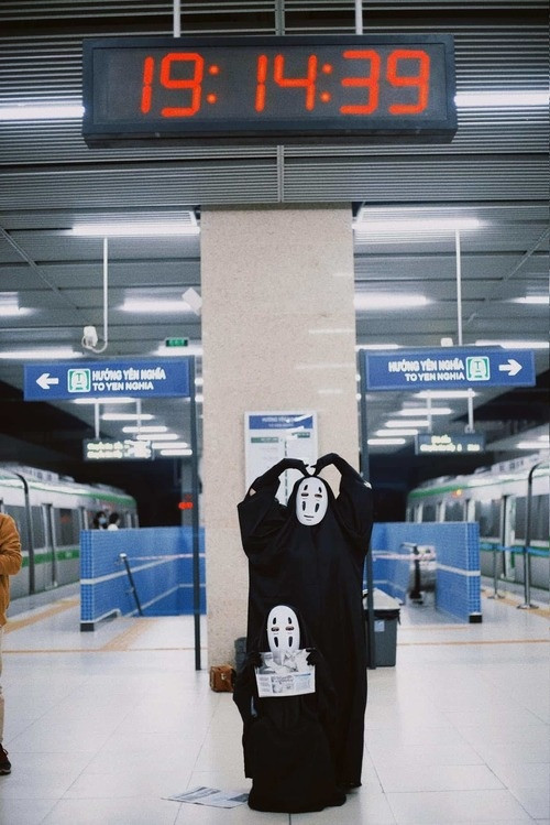 Thấy cũng còn thời gian nên chạy đi mua bộ đồ đó rồi tối chụp luôn. Ban đầu bạn mình hơi ngại, muốn trang điểm mặt làm Vô Diện thay vì đeo mặt nạ. Nhưng chúng mình nghĩ đeo mặt nạ sẽ tự tin hơn nên lại đeo." Khánh Ngân chia sẻ thêm.