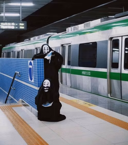 Chỉ ít lâu sau khi viral, bộ ảnh Vô Diện "vi hành" tàu điện trên cao nhanh chóng nhận về cả chục nghìn lượt yêu thích với hàng nghìn lượt bình luận.