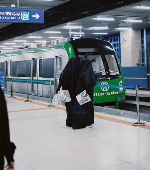 Mới đây, trên mạng xã hội đã xuất hiện những hình ảnh về một cặp đôi cosplay nhân vật Vô Diện xuất hiện tại ga đường sắt trên cao. Họ ngay lập tức thu hút sự chú ý của cộng đồng mạng bởi vẻ đáng yêu pha chút lầy lội trong từng khung hình.