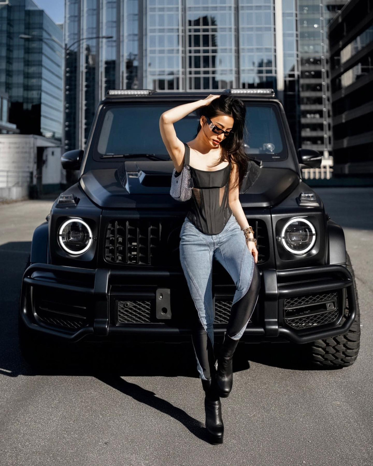 Bên cạnh đó, từ khoảng 20 năm trước, những hình ảnh về Meo Meo đã gắn liền với cuộc sống sang chảnh như BST đồ hiệu, ăn uống ở nhà hàng sang chảnh, tạo dáng bên siêu xe,...