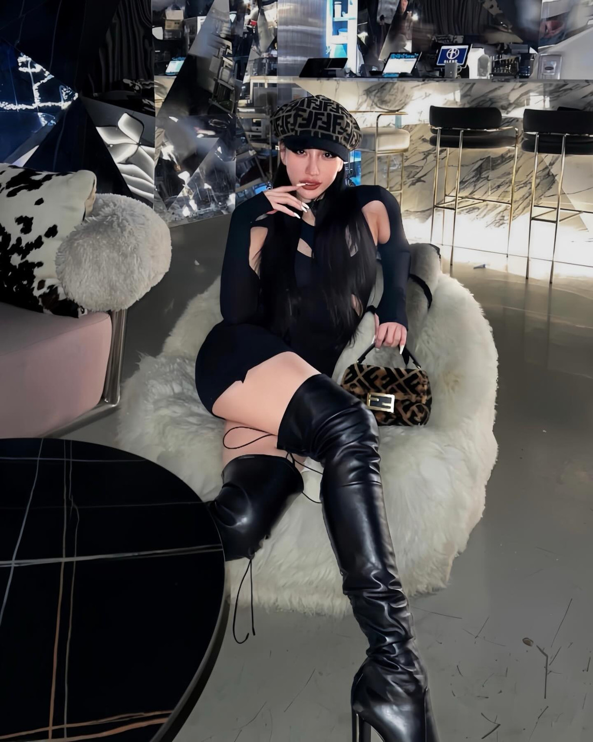 Năm 2013, Meo Meo tái xuất, xác nhận mình đã có gia đình với chồng thiếu gia và một bé trai. Nhưng cuộc hôn nhân không kéo dài được lâu vì ồn ào liên quan đến người thứ 3.