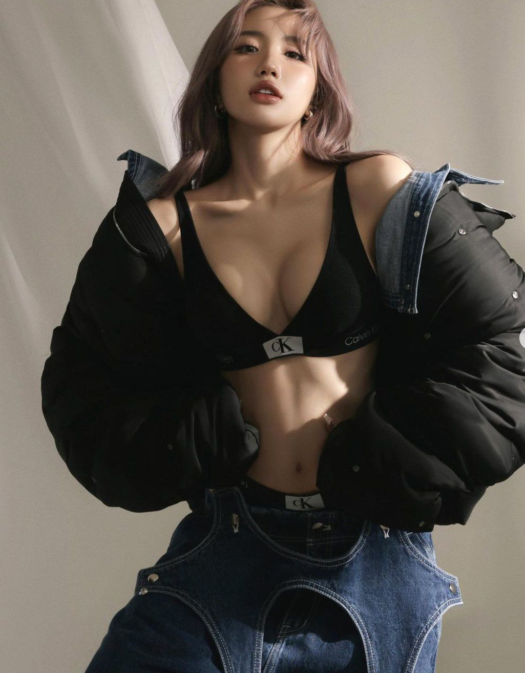 Khánh Huyền ghi điểm với những bộ cánh tiết chế, có độ hở vừa phải.