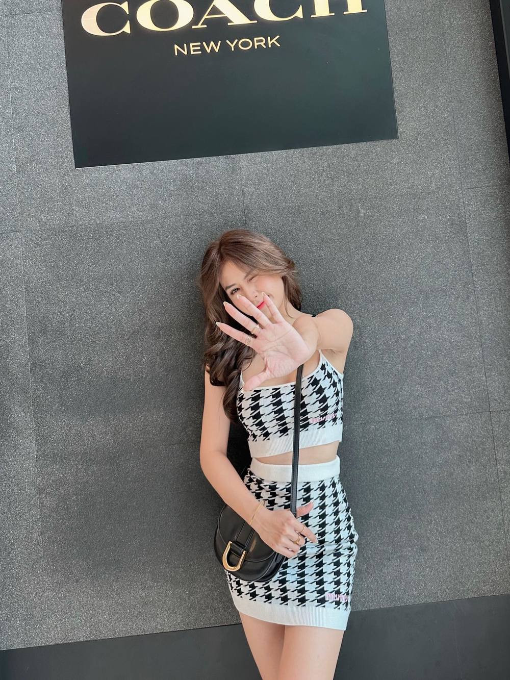 Mang thai nhiều vất vả, Thiên An sau sinh còn gặp nỗi lo về sự thay đổi ngoại hình. Nữ diễn viên rụng tóc nhiều và xuất hiện vết rạn ở bụng.