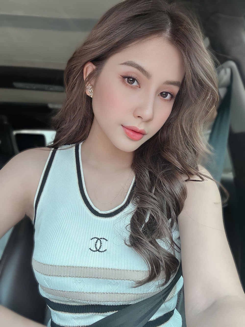 Tuy nhiên, hiện tại, Thiên An vẫn tự tin với vóc dáng nuột nà, thường xuyên diện trang phục cắt xẻ.