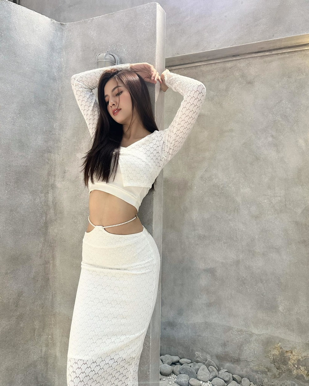 Mỹ nhân sinh năm 1998 thả dáng quyến rũ trong outfit cắt xẻ.