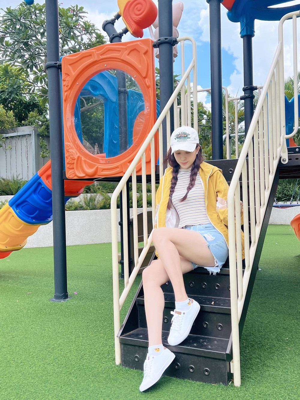 Thiên An sở hữu đôi chân dài nuột nà.