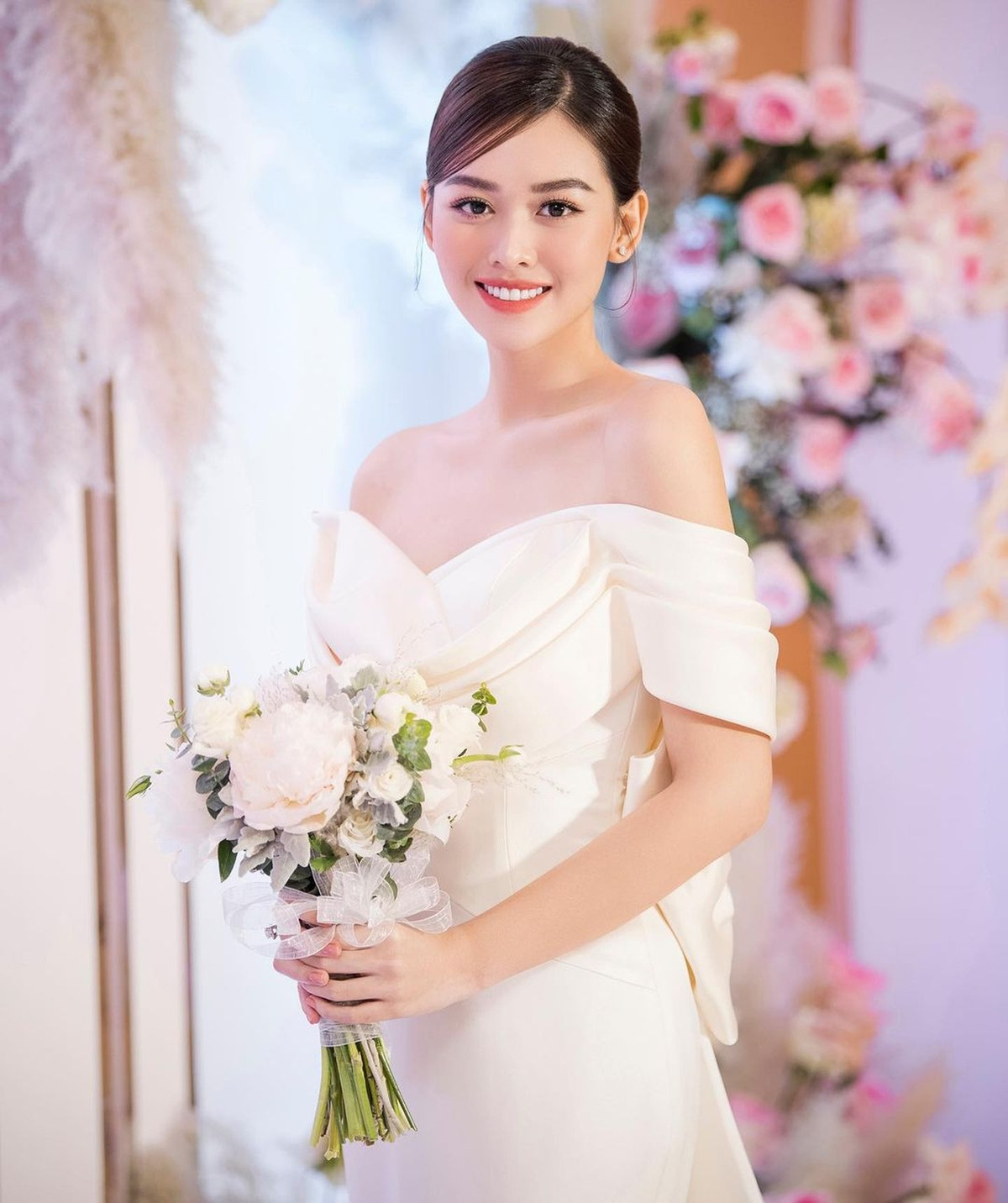 Trong một vài bức ảnh hiếm hoi được Tường San đăng lên mạng xã hội, cô thường che gương mặt của ông xã.