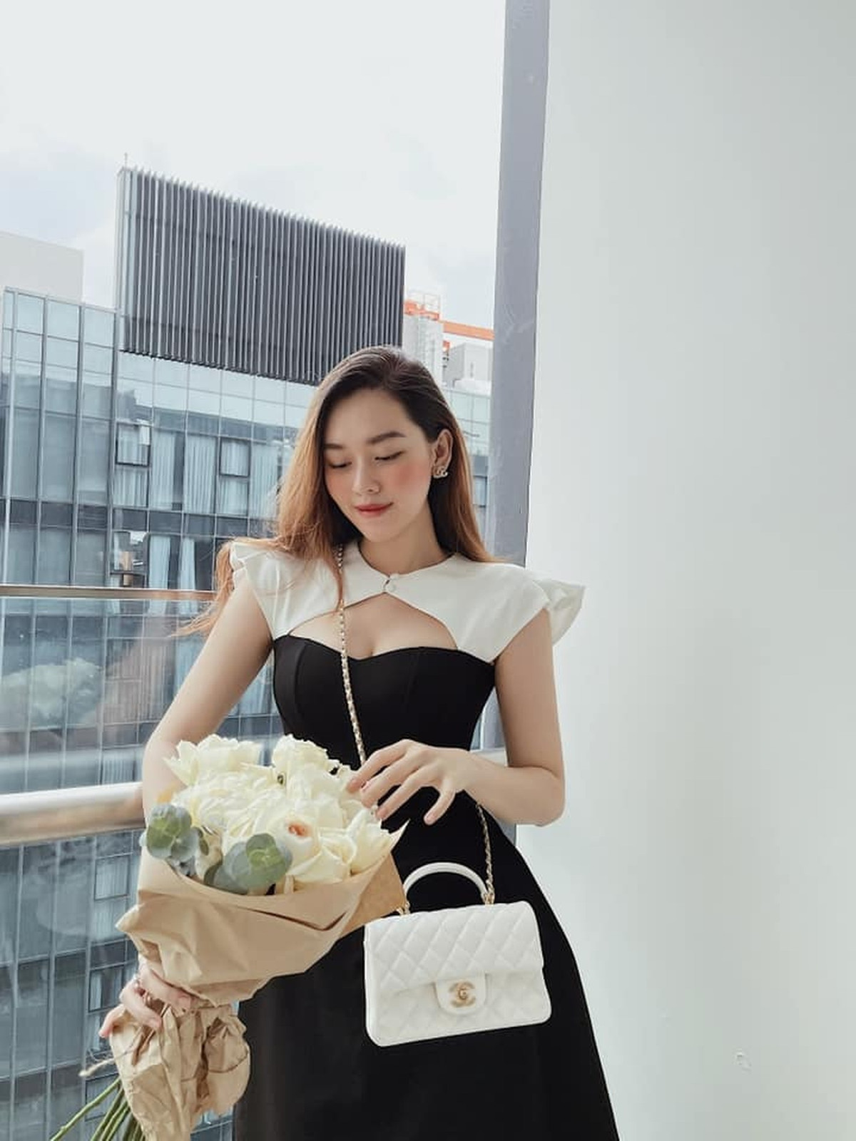 Tường San là người đẹp gen Z được đánh giá cao về ngoại hình lẫn học vấn. Cô là cựu học sinh trường THPT Phan Đình Phùng (Hà Nội) và có thành tích học tập tốt, từng xuất hiện trên nhiều trang báo dành cho tuổi học trò.