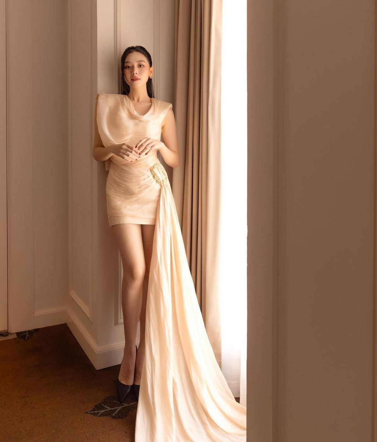 Nàng Á hậu gây ấn tượng bằng cao 1,7m, số đo ba vòng 82-62-95cm. Người hâm mộ nhận xét Tường San có vẻ đẹp kiều diễm, ngọt ngào như "nàng thơ".