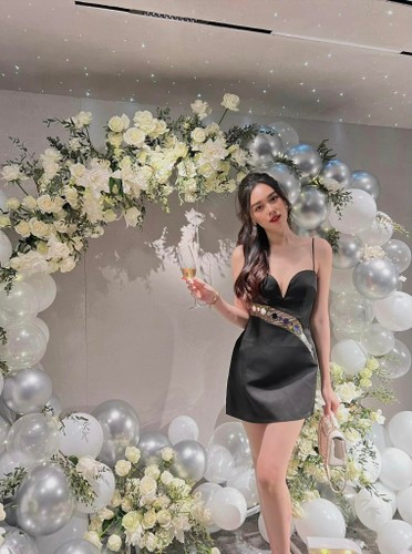 Tường San và chồng quen nhau 1 năm trước khi cưới, được gia đình 2 bên ủng hộ. Trong thời gian yêu, cô giấu kín chuyện tình cảm với khán giả vì muốn giữ sự riêng tư.