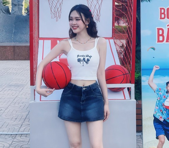 Nữ MC thường xuyên diện những bộ đồ hở eo và ôm sát body, điều này giúp mỹ nhân này tôn được vòng eo con kiến, vòng 1, vòng 3 đầy đặn.