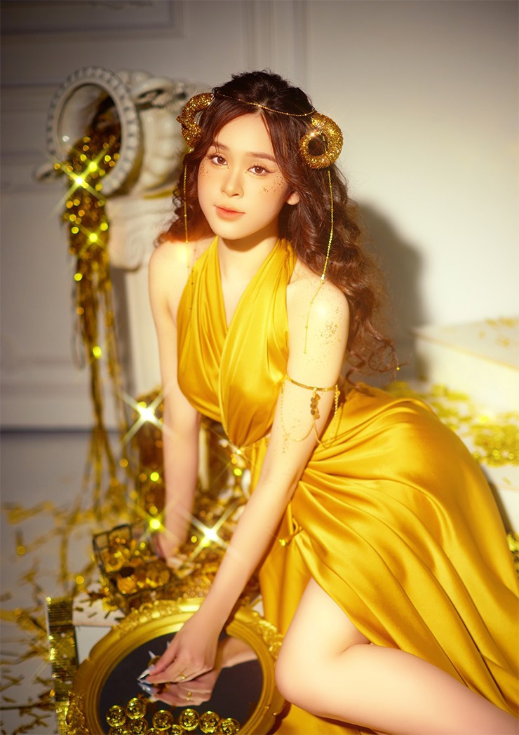 Trước đó, Thảo Vi từng đoạt giải Hoa khôi sinh viên Nghệ An năm 2018, góp mặt trong các cuộc thi nhan sắc như: Á khôi sinh viên Việt Nam 2018, Top 35 Hoa Hậu Việt Nam 2020,...