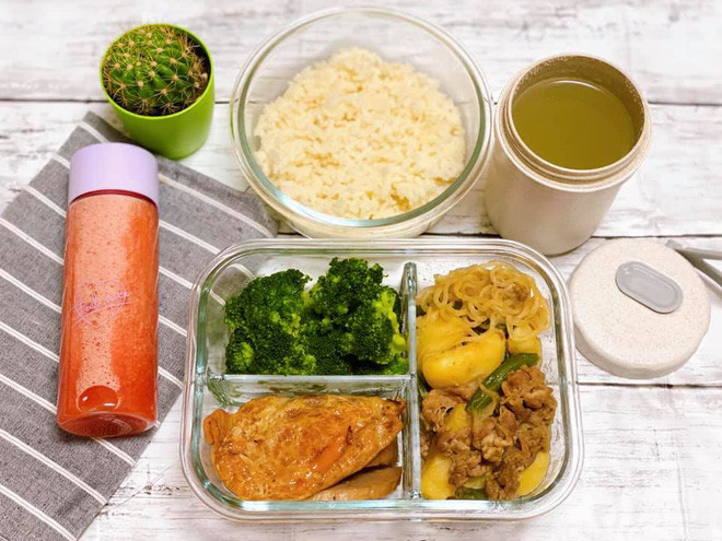 Với những món ăn mất nhiều thời gian chị Hoa nấu trước còn rau củ thì để trước giờ đi làm nấu vẫn chưa muộn.