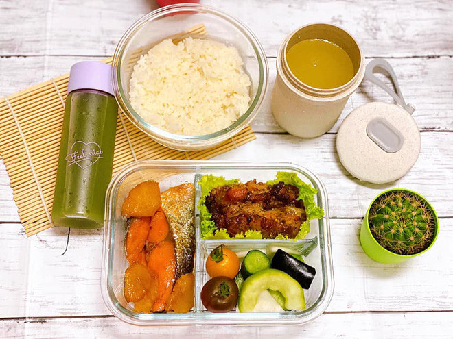 Thông thường, chị Hoa sẽ dành nguyên một ngày cuối tuần để mua đồ, sơ chế trước nguyên liệu. Nữa tối của ngày hôm trước, sau khi nấu cơm tối xong, người vợ "quốc dân" này chuyển qua chuẩn bị đồ cho bữa sáng và cơm hộp ngày hôm sau.