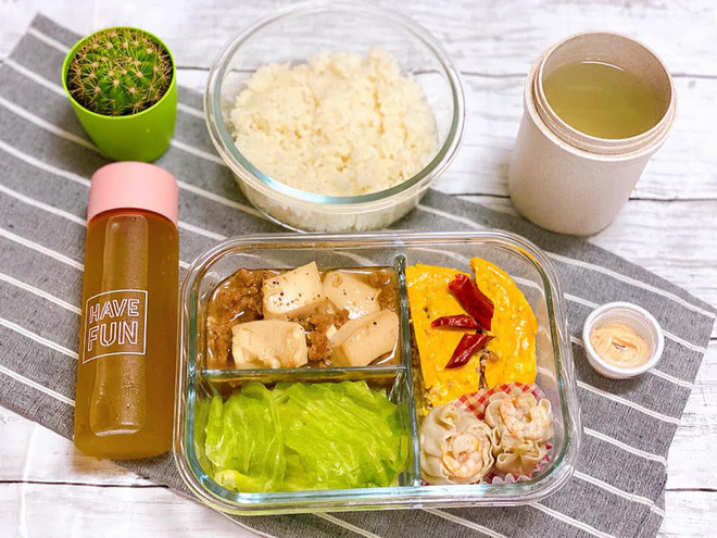 Thành ra mỗi lần thấy ai khoe chuyện mình chăm chỉ làm hộp cơm trưa cho mình hoặc cho người thân mang đi làm là mọi người ngưỡng mộ ghê lắm luôn.