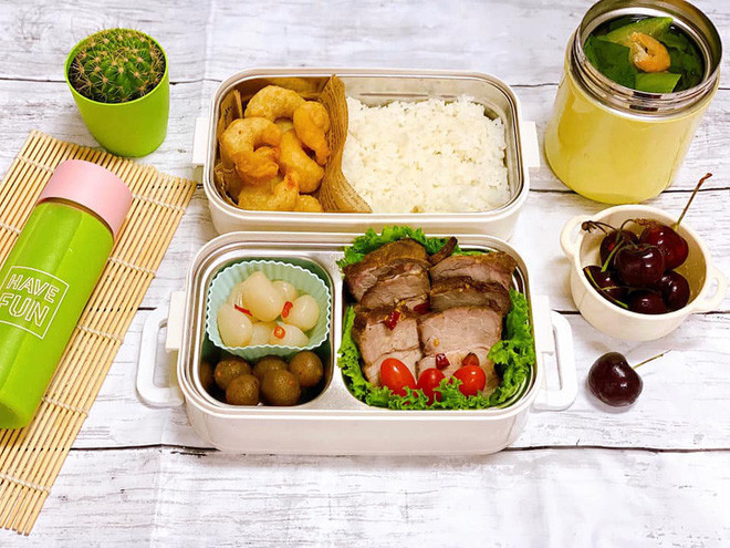 Điển hình mới nhất cho chuyện vợ nấu cơm trưa cho chồng đi làm thu hút sự chú ý của CĐM đó là người vợ "quốc dân" có tên Nguyễn Quỳnh Hoa.