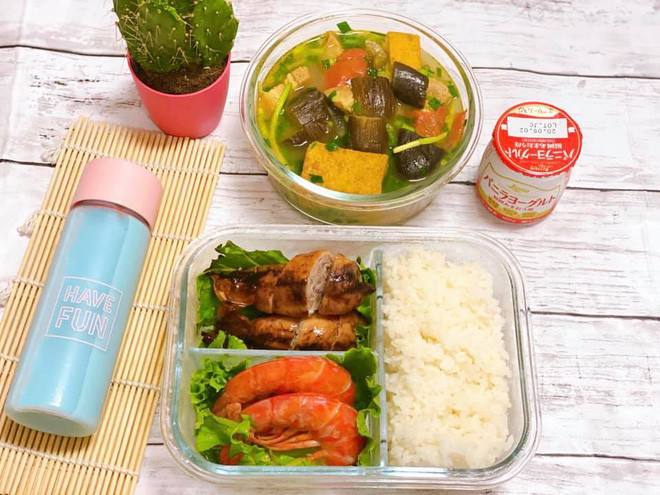 Bạn có công nhận rằng đi làm mà cứ phải ăn hàng mai vô cùng chán và tốn kém. Chính vì vậy, nhiều bà vợ đã cất công chuẩn bị hộp cơm chồng đi làm.