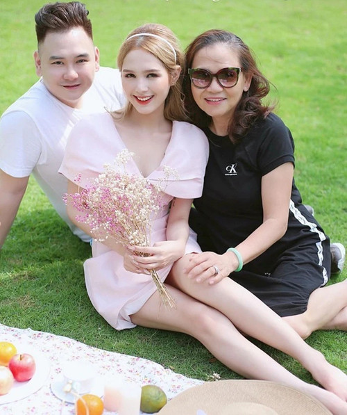 Khoảnh khắc xúc động của Xoài Non và Xemesis trong đám cưới.