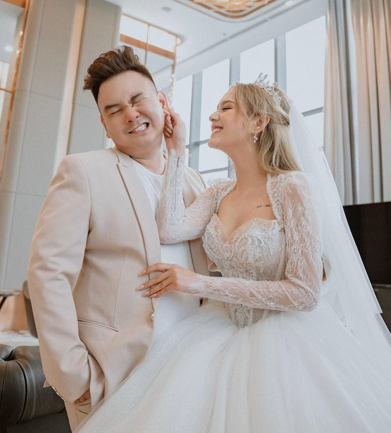 Khoảnh khắc dễ thương của vợ chồng Xoài Non trong bộ ảnh cưới...