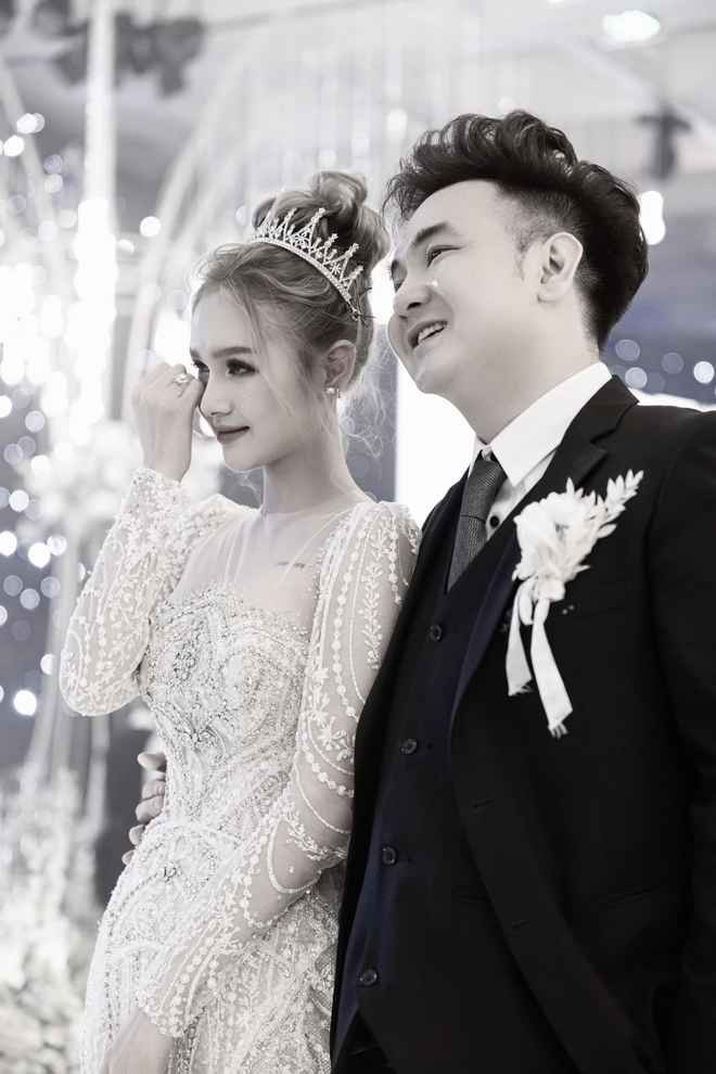 Chiều tối 16/6, Xoài Non bất ngờ thông báo đã ly hôn với Xemesis. Cô viết thông báo bằng tiếng Anh, tạm dịch như sau: "Trước hết, mình muốn gửi lời cảm ơn đến tất cả những người đã yêu mến và ủng hộ chúng mình. Và mình rất tiếc phải thông báo rằng mối quan hệ của chúng mình đã kết thúc. Cảm ơn vì đã làm cho thanh xuân của em trở nên tươi đẹp!".