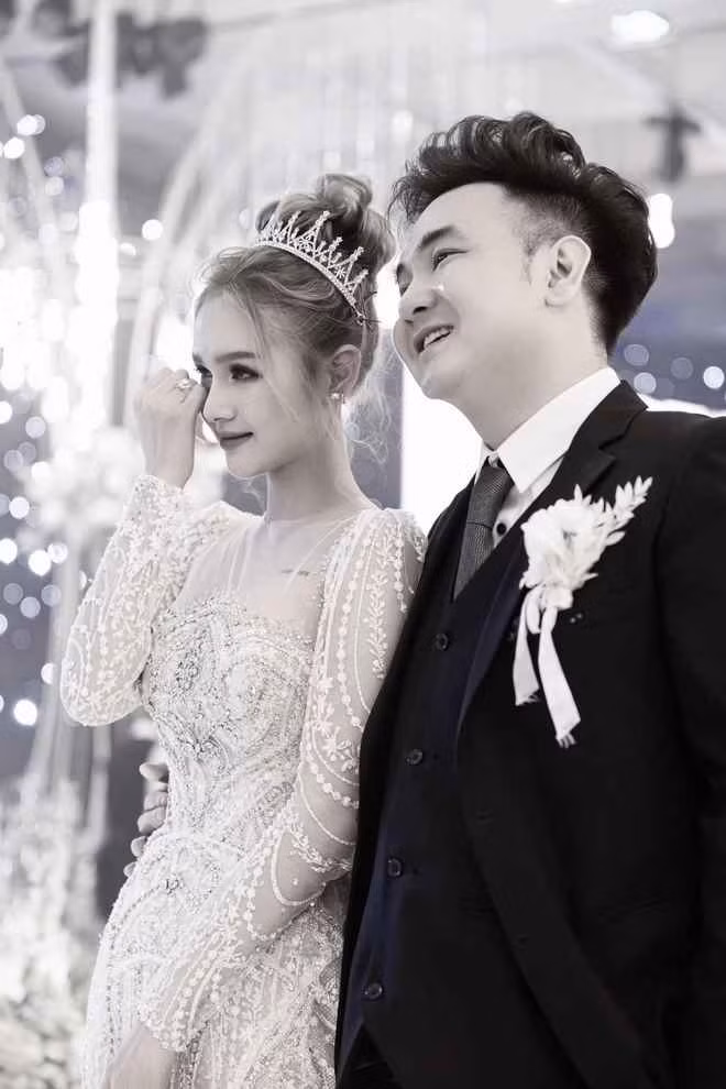 Chiều tối 16/6, Xoài Non bất ngờ thông báo đã ly hôn với Xemesis. Cô viết thông báo bằng tiếng Anh, tạm dịch như sau: "Trước hết, mình muốn gửi lời cảm ơn đến tất cả những người đã yêu mến và ủng hộ chúng mình. Và mình rất tiếc phải thông báo rằng mối quan hệ của chúng mình đã kết thúc. Cảm ơn vì đã làm cho thanh xuân của em trở nên tươi đẹp!".