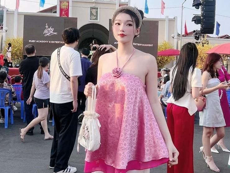 Mới đây, hot girl Duyên Híp khiến nhiều người chú ý khi diện áo yếm khoe vóc dáng căng tràn sức sống.